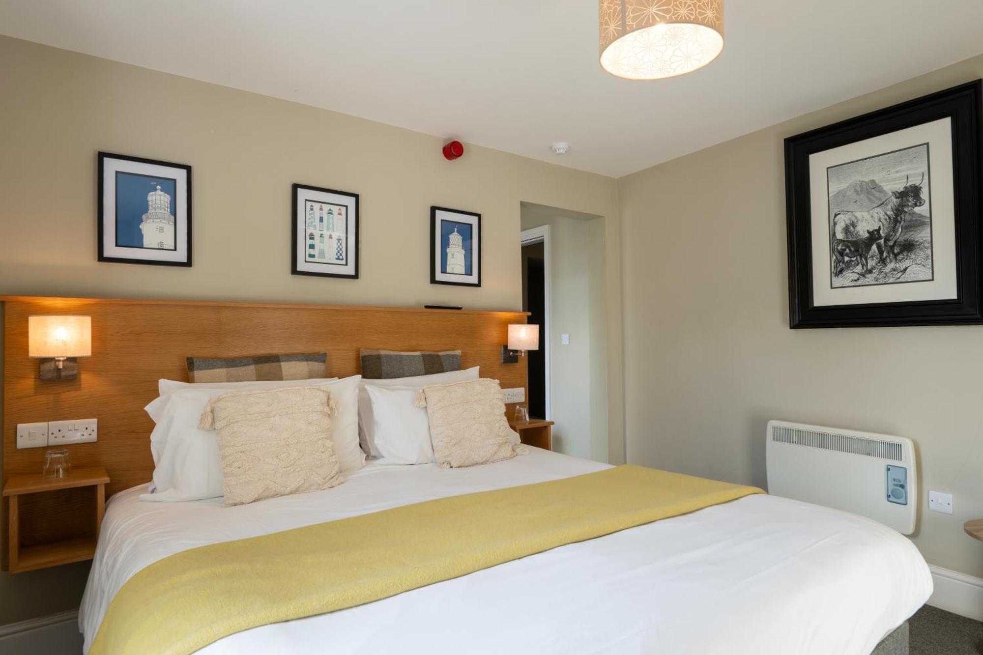 Castle Court Hotel โบมาริส ภายนอก รูปภาพ