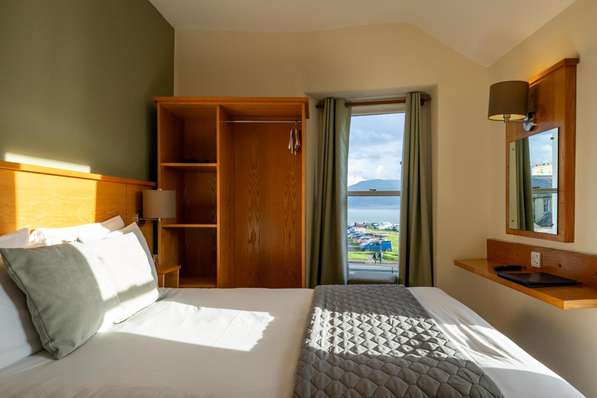 Castle Court Hotel โบมาริส ภายนอก รูปภาพ