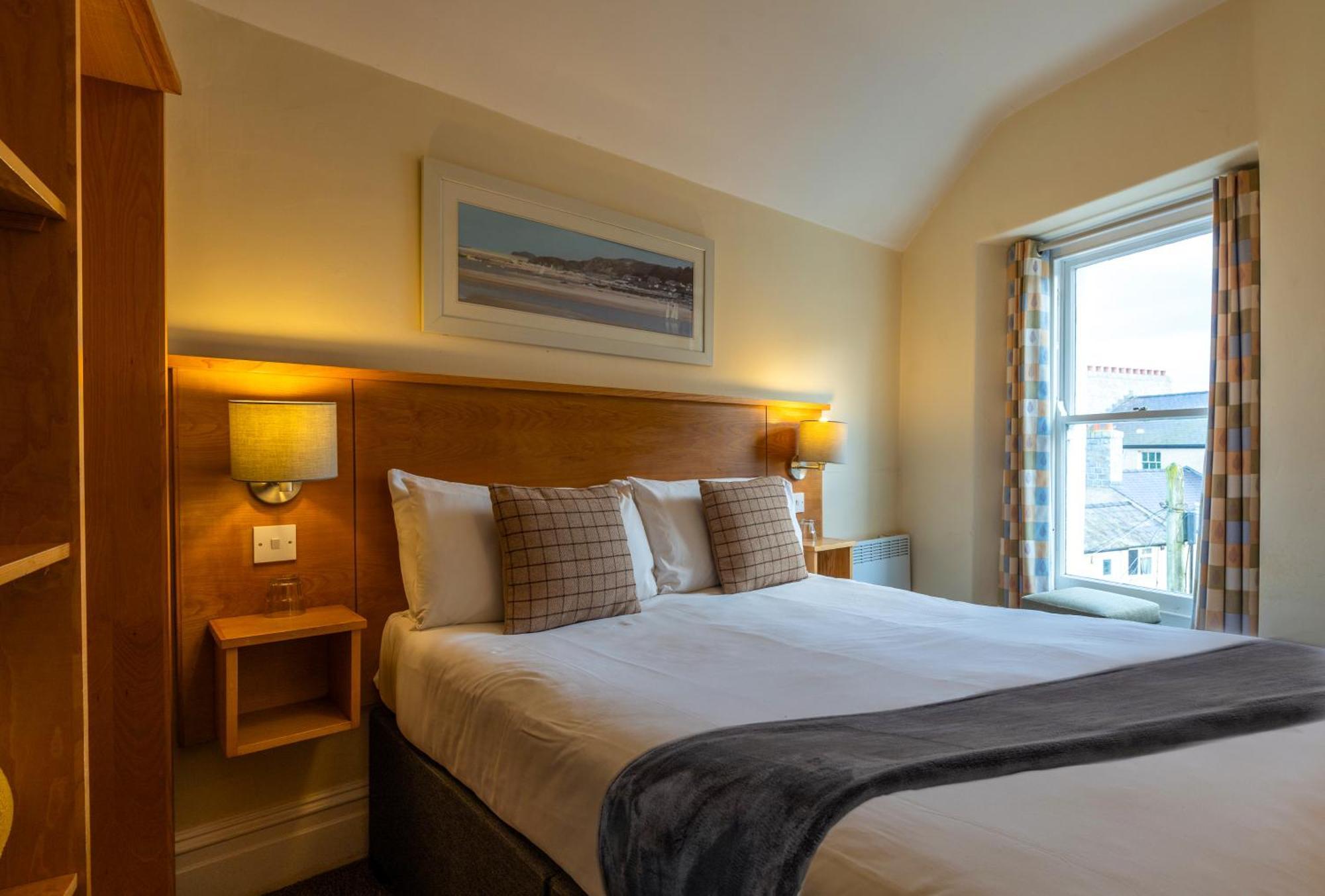 Castle Court Hotel โบมาริส ภายนอก รูปภาพ
