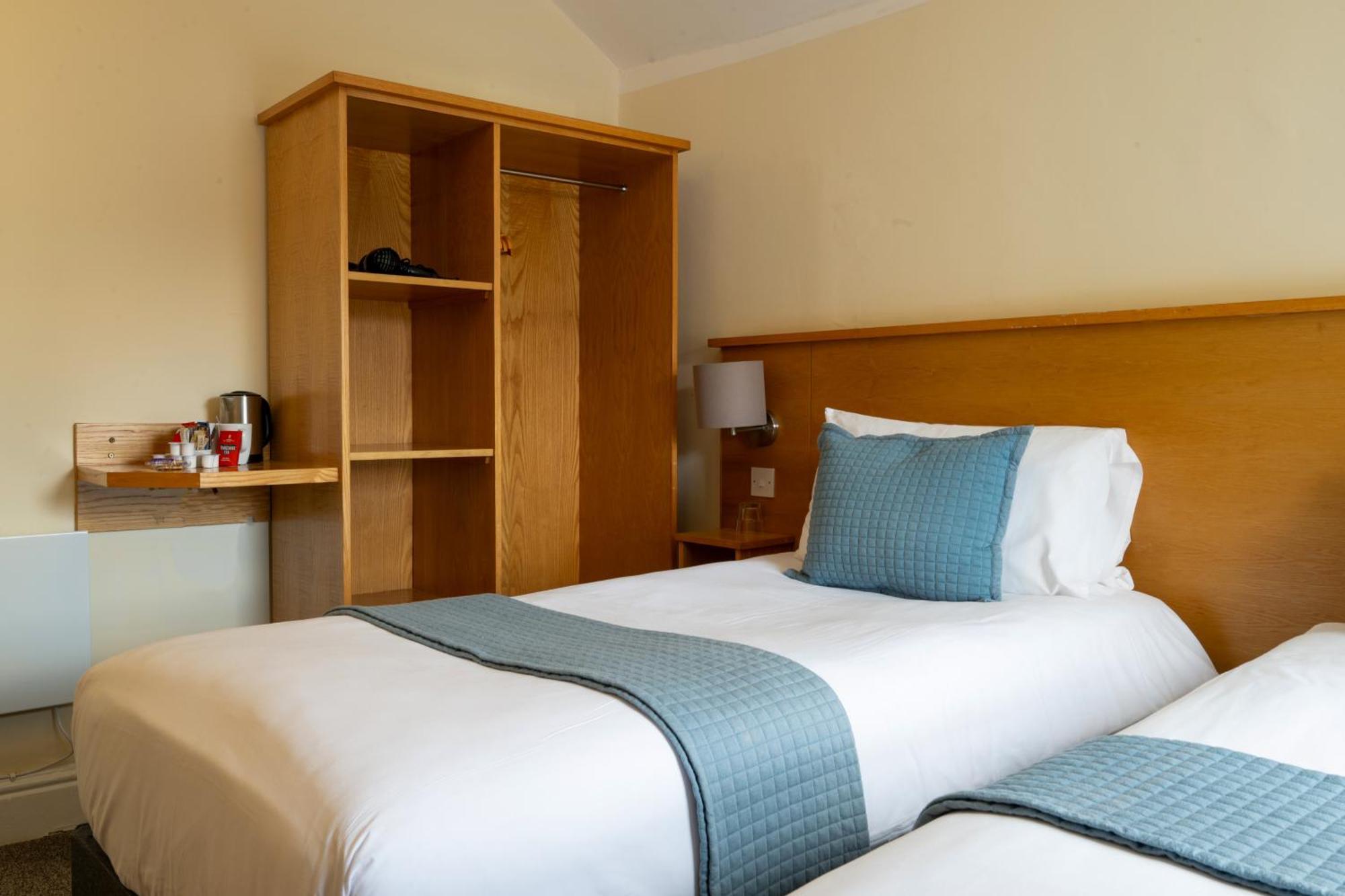 Castle Court Hotel โบมาริส ภายนอก รูปภาพ