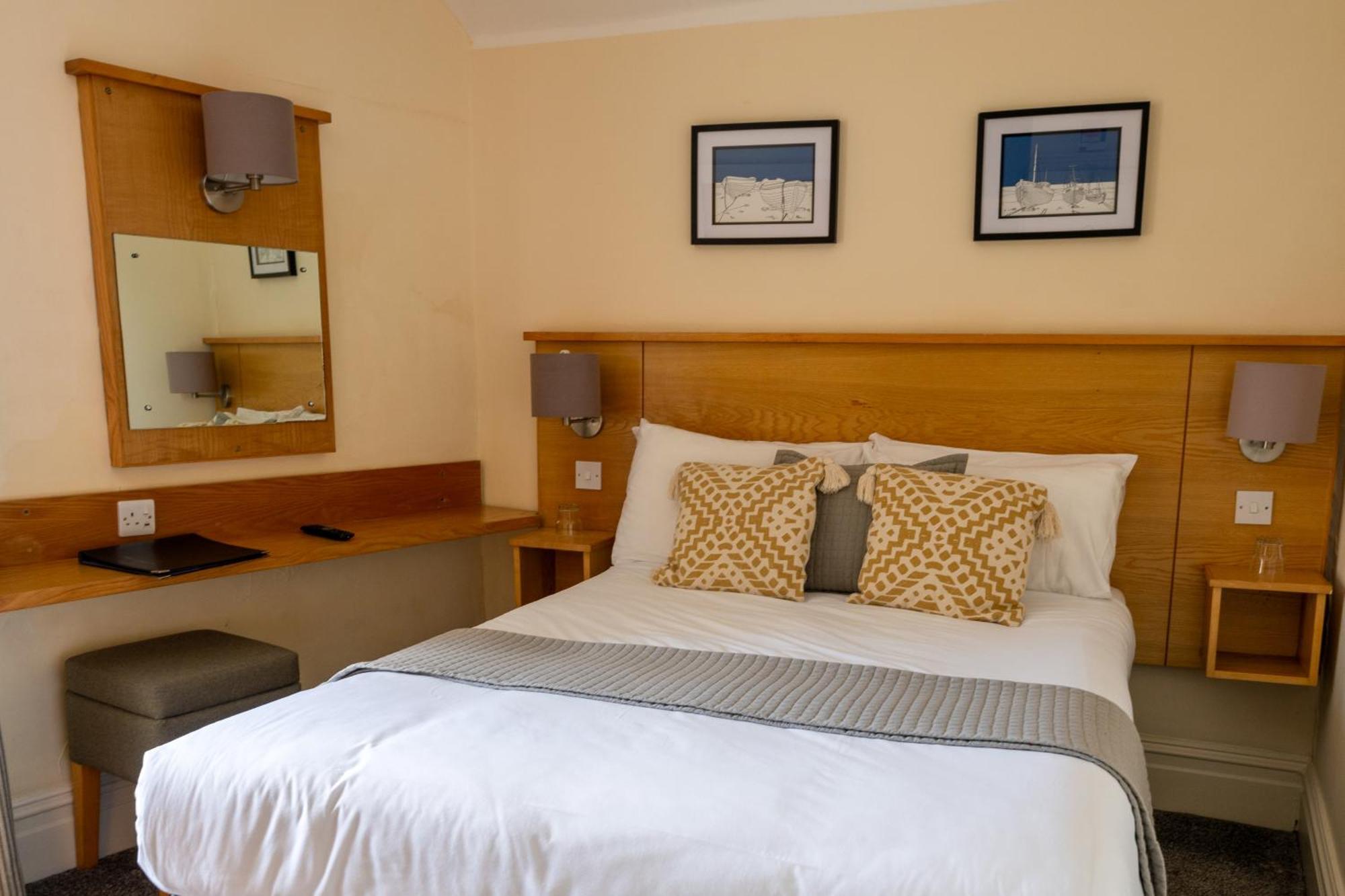 Castle Court Hotel โบมาริส ภายนอก รูปภาพ