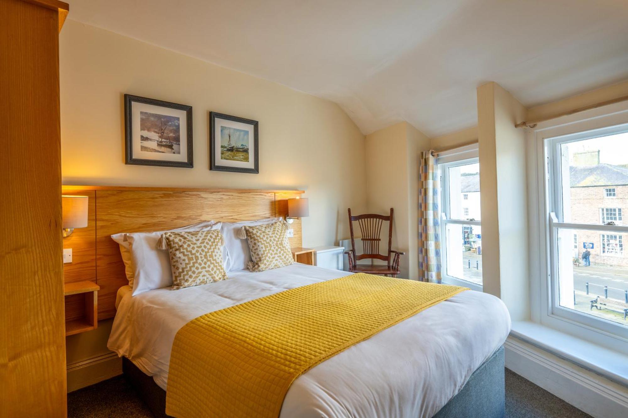 Castle Court Hotel โบมาริส ภายนอก รูปภาพ