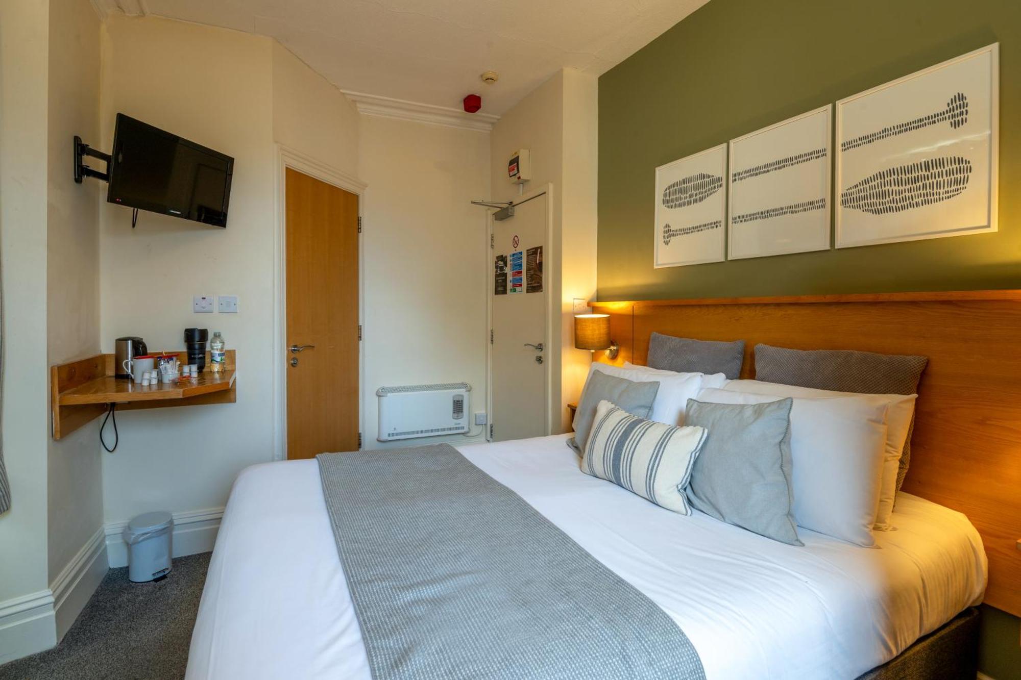 Castle Court Hotel โบมาริส ภายนอก รูปภาพ