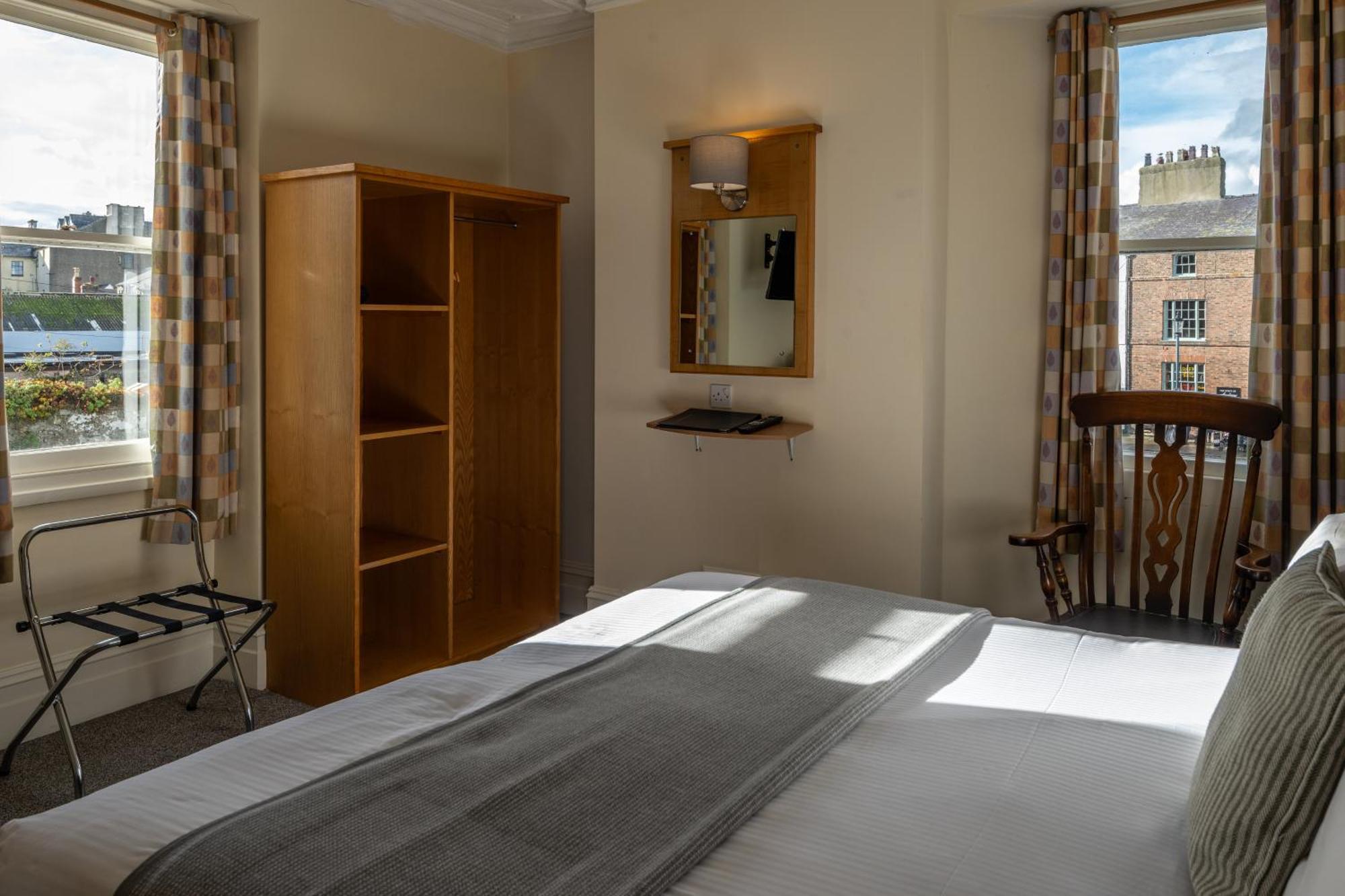 Castle Court Hotel โบมาริส ภายนอก รูปภาพ