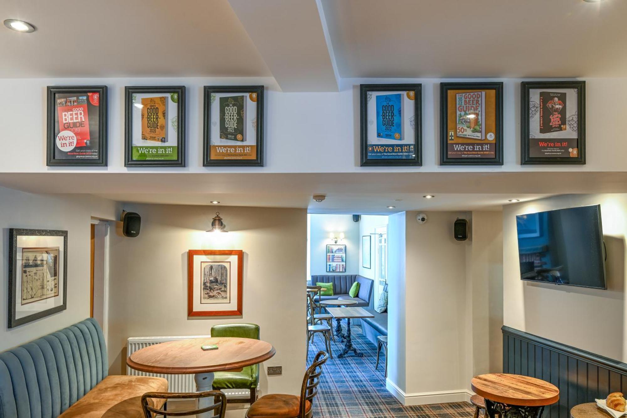Castle Court Hotel โบมาริส ภายนอก รูปภาพ